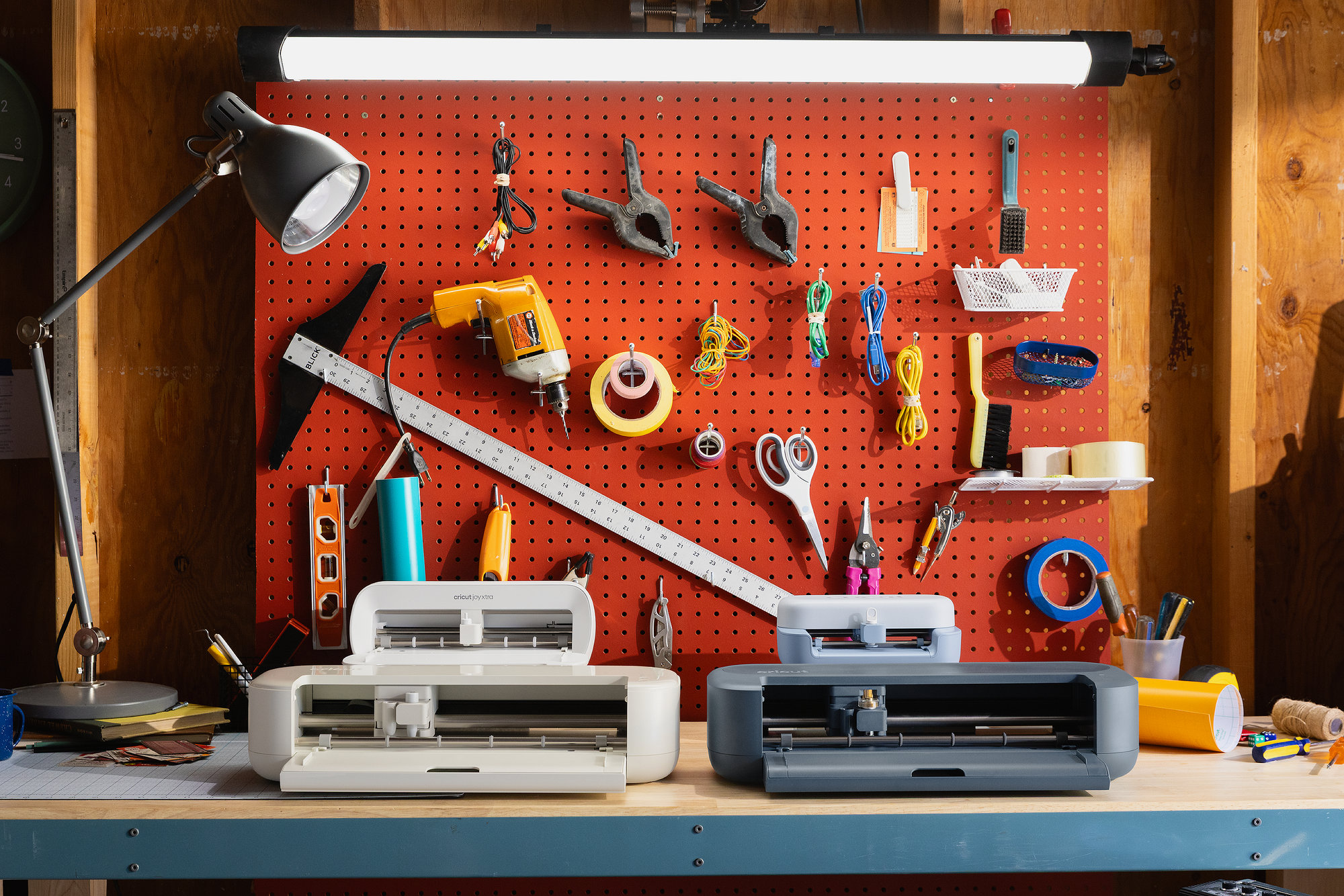 Cricut Maker 5 Campaña Garage Family Shot 2.jpeg
