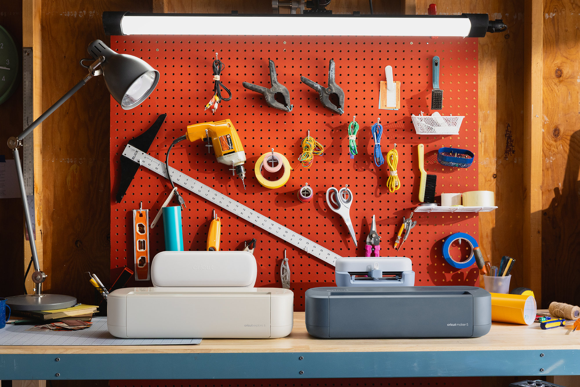 Cricut Maker 5 Campaña Garage Family Shot 1.jpeg